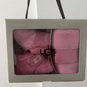 Brand new - Ugg “bixbee” baby boots & blanket gift set. Size 6-12 months.